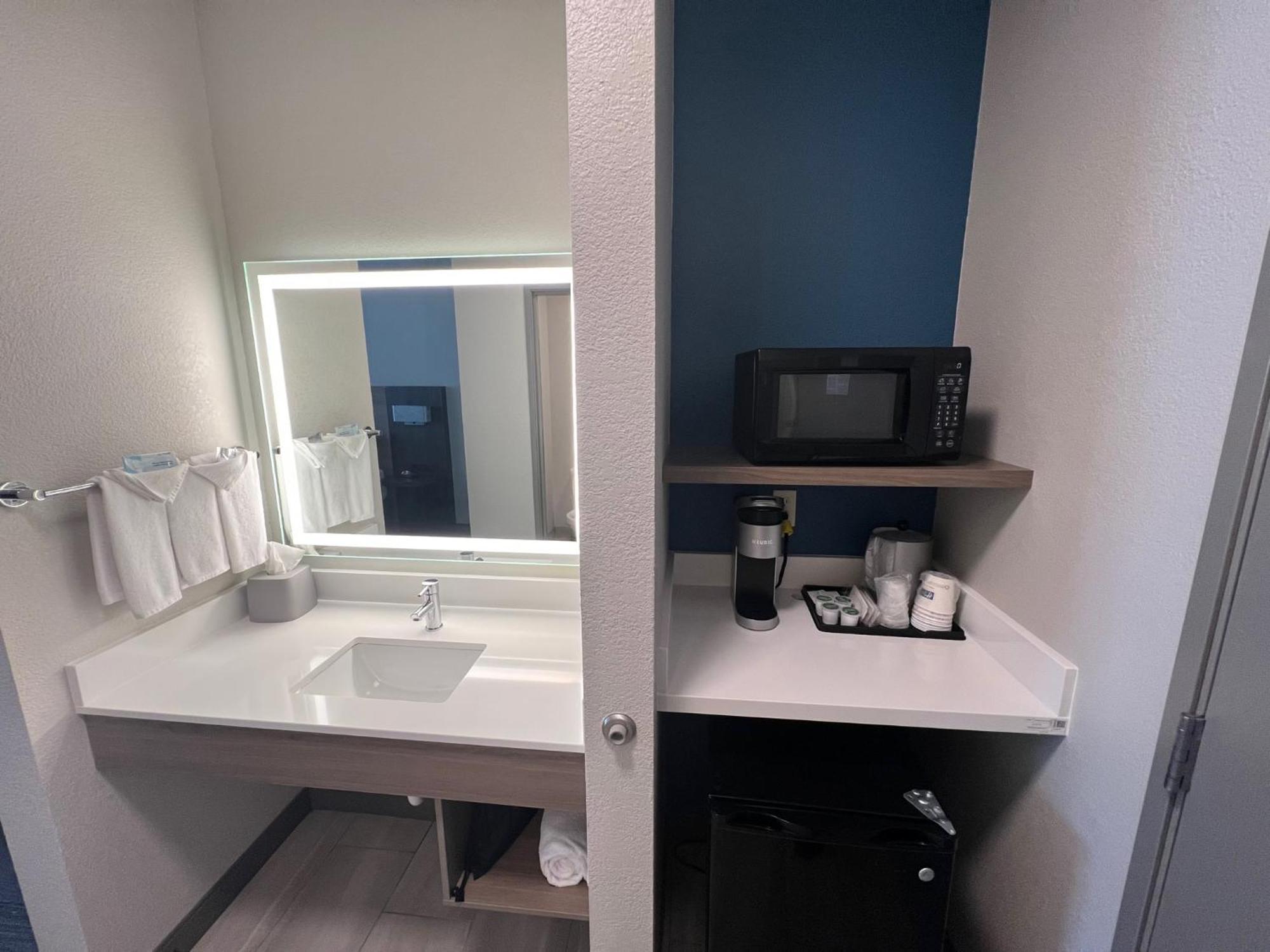 Holiday Inn Express - Wichita North - Park City By Ihg Екстер'єр фото