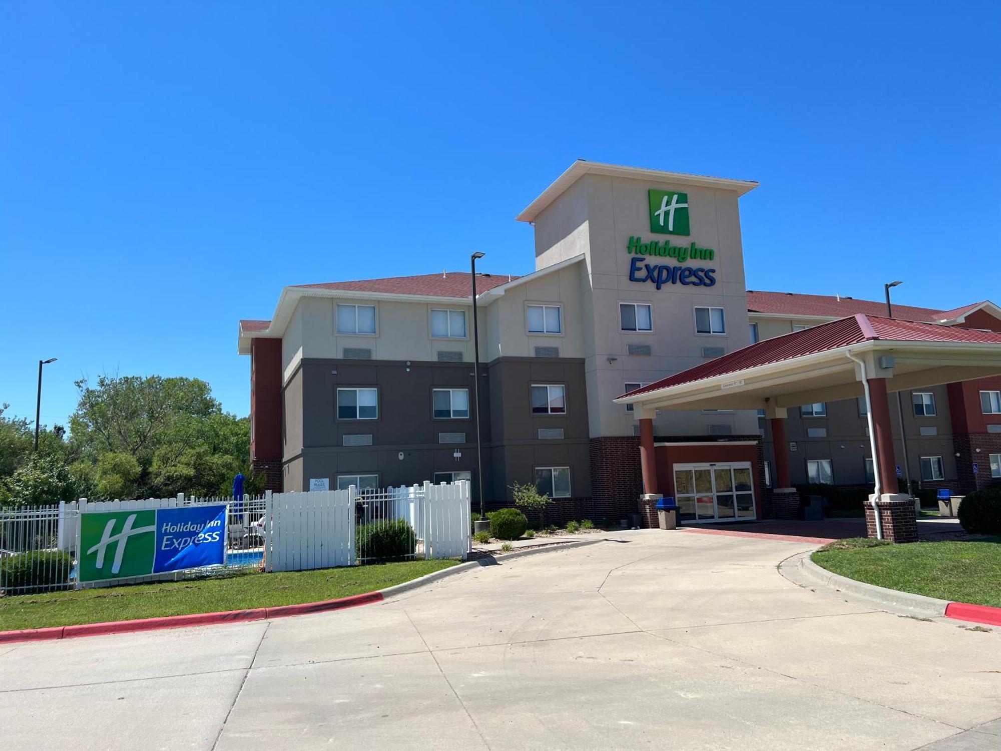 Holiday Inn Express - Wichita North - Park City By Ihg Екстер'єр фото